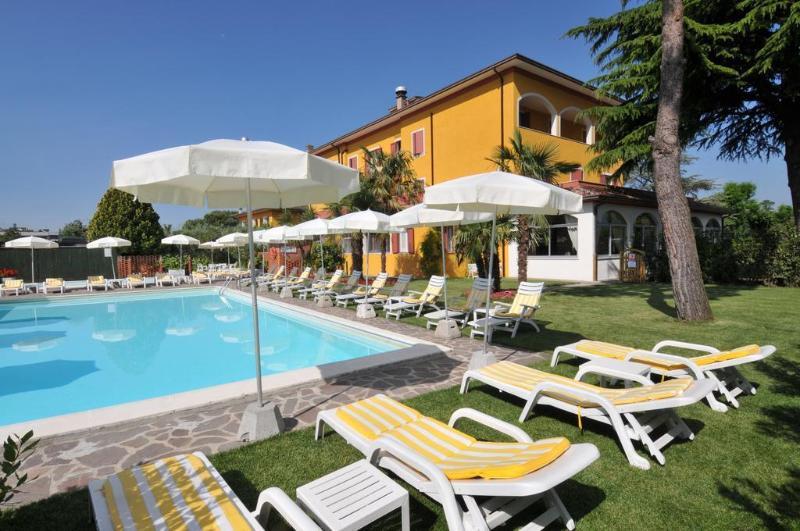 La Quiete Park Hotel Манерба-дель-Гарда Экстерьер фото